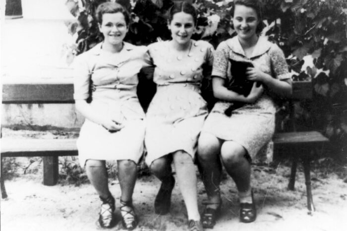 Młode dziewczyny w żydowskim domu w Otwocku, 1948.